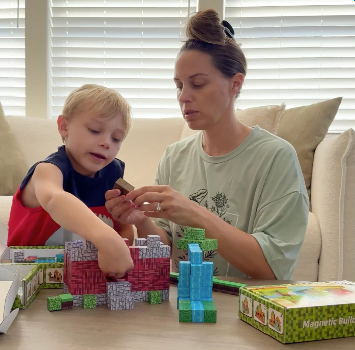 E se tuo figlio costruisse il SUO mondo pixelato... senza schermo? 🎮✨