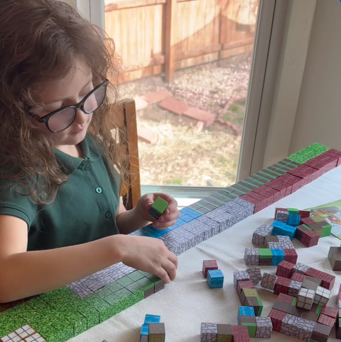 E se tuo figlio costruisse il SUO mondo pixelato... senza schermo? 🎮✨